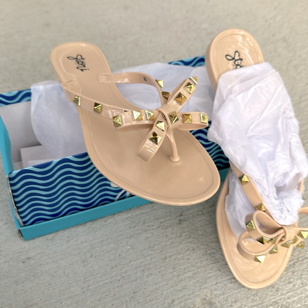 Stori beige flip flop Vicky style sandals size 8
